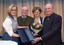 „Gläserner Leopold“ für den Jubilar: Landeshauptfrau Johanna Mikl-Leitner, Edgar Niemeczek, Dorothea Draxler, Aufsichtsratsvorsitzender LH a. D. Erwin Pröll.