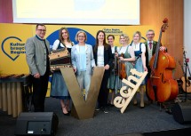 Landeshauptfrau Johanna Mikl-Leitner und Bürgermeisterin Kerstin Suchan-Mayr (mitte) freuen sich gemeinsam mit Kultur.Region.Niederösterreich Gesamtprokurist Harald Froschauer (links) und Musikanten auf das Volkskulturfestival „aufhOHRchen“, das von 30. April bis 4. Mai in St. Valentin stattfindet.