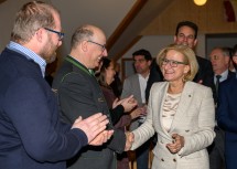 Die Landeshauptfrau mit Gemeindebürgern aus Großmugl.