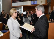 Die Angelobung der Landeshauptfrau wurde durch den neuen Landtagspräsidenten Karl Wilfing vorgenommen.