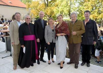 Schülerwallfahrt der Landwirtschaftlichen Berufs- und Fachschulen in Niederösterreich: Landesschulinspektor Dipl.-HLFL-Ing. Karl Friewald, Leiter des Diözesanschulamtes Mag. Karl Schrittwieser, Dompfarrer Toni Faber, Stadträtin Dr. Maria-Theresia Eder, Bildungs-Landesrätin Mag. Barbara Schwarz, Bezirkshauptmann Mag. Wolfgang Straub und Abteilungsleiter Dr. Friedrich Krenn. (v.l.n.r.)