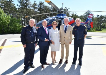 Informierten über die geplante Errichtung einer Flugeinsatzstelle am Areal der Cobra in Wiener Neustadt: Bernhard Treibenreif (Cobra-Kommandant), Innenminister Wolfgang Sobotka, Landeshauptfrau Johanna Mikl-Leitner, Bürgermeister Klaus Schneeberger und der Kommandant der Flugpolizei Werner Senn (v. l. n. r.).