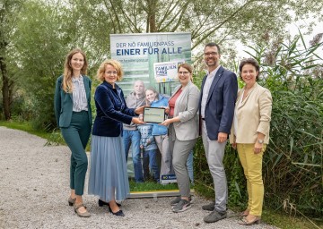 Im Bild von links: Tutorin Elisabeth Therese Ruckenthaler, Landesrätin Christiane Teschl-Hofmeister, Tutorin Romina Wallner, Bernhard Hofer von der talent 2 talent GmbH und Barbara Trettler, Geschäftsführerin der NÖ Familienland GmbH