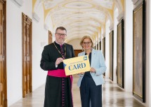 Landeshauptfrau Johanna Mikl-Leitner mit Probst Petrus vom Stift Herzogenburg, ebenfalls ein beliebtes Ausflugsziel im Rahmen der Niederösterreich-CARD.