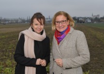 Hier entsteht das Multifunktionszentrum LaaPlus, im Bild Landeshauptfrau Johanna Mikl-Leitner und Bürgermeisterin Brigitte Ribisch (v.r.n.l.).