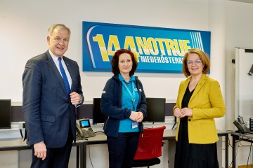 (v.l.n.r.): Landesrat Martin Eichtinger, Leiterin des AKUTteams Veronika Böhmer, Landesrätin Christiane Teschl-Hofmeister