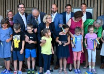 Im Bild von links nach rechts: Direktorin Claudia Weber-Willmann, Architekt Christoph Janauschek, geschäftsführender Gemeinderat Mauritz Großinger, Landeshauptfrau Johanna Mikl-Leitner, Bürgermeister Thomas Speigner, Bürgermeister Michael Oberschil (Hagenbrunn), Vizebürgermeisterin Christine Wessely und Bürgermeister Alexander Raicher (Harmannsdorf)
