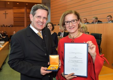 Der ehemalige Geschäftsführer der NÖ-Werbung, Professor Christoph Madl nahm von Landeshauptfrau Johanna Mikl-Leitner das Große Goldene Ehrenzeichen für Verdienste um das Bundesland Niederösterreich in Empfang.
