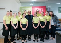 Landeshauptfrau Johanna Mikl-Leitner mit den Damen vom Bildungszentrum Pyhra, die für perfektes Service beim Tourismus-Fest sorgten.