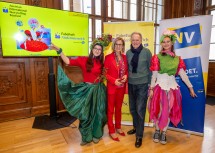 Landeshauptfrau Johanna Mikl-Leitner und Folke Tegetthoff mit den „Fabelhaft Niederösterreich Maskottchen“ – Hagebutte Eva-Marie und Seerose Zaha.