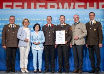 Die Jubiläumsurkunde zum 100-jährigen Bestehen erhielt u.a. die Freiwillige Feuerwehr Wultschau, Gemeinde Moorbad Harbach: (v.l.n.r.) Landesfeuerwehrkommandant Dietmar Fahrafellner, Landeshauptfrau Johanna Mikl-Leitner, Landtagsabgeordnete und Bürgermeisterin Margit Göll, stv. Kommandant Alexander Herzog, Kommandant Johannes Müllner,
LH-Stellvertreter Stephan Pernkopf und stv. NÖ Feuerwehrkommandant Martin Boyer.