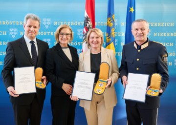 (v.l.) Vizepräsident der Wirtschaftskammer Österreich und Geschäftsführer des Familienunternehmens Salzer Gruppe Thomas Salzer (Silbernes Komturkreuz des Ehrenzeichens für Verdienste um das Bundesland Niederösterreich), Landeshauptfrau Johanna Mikl-Leitner, Klubobfrau der Grünen und Badener Vizebürgermeisterin Helga Krismer-Huber (Silbernes Komturkreuz mit dem Stern des Ehrenzeichens für Verdienste um das Bundesland Niederösterreich) und NÖ Landespolizeidirektor Franz Popp (Silbernes Komturkreuz des Ehrenzeichens für Verdienste um das Bundesland Niederösterreich).