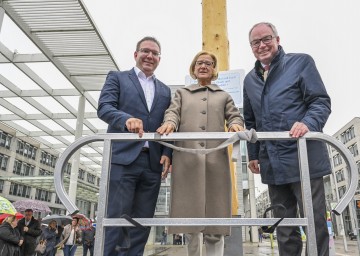 Landeshauptfrau Johanna Mikl-Leitner mit dem Amstettener Bürgermeister Christian Haberhauer (li.) und LH-Stellvertreter Stephan Pernkopf (re.) beim traditionellen Aufstellen des Maibaumes im Landhaus.