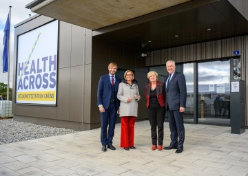 Eröffnung des Grenzüberschreitenden Gesundheitszentrums von "Healthacross" in Gmünd: Adam Vojtech, Gesundheitsminister der Tschechischen Republik, Landeshauptfrau Johanna Mikl-Leitner, Ivana Stráská, ehemalige Kreishauptfrau, und Landesrat Martin Eichtinger (v.l.n.r.).