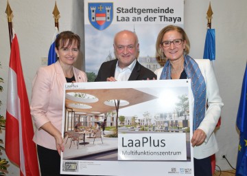 Erste Präsentation der Pläne für das Multifunktionszentrum LaaPlus  in Laa an der Thaya: Landeshauptfrau Johanna Mikl-Leitner, Investor Rudolf Schütz und Bürgermeisterin Brigitte Ribisch (v.r.n.l.).