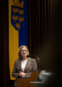 Landeshauptfrau Johanna Mikl-Leitner bei ihrer Festansprache im Gemeindezentrum der Marktgemeinde Thaya.