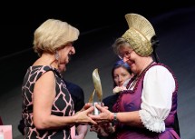 Im letzten Jahr überreichte Landeshauptfrau Johanna Mikl-Leitner den Würdigungspreis in der Kategorie Volkskultur und Kulturinitiativen an Eva Kiss.