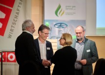 Landeshauptfrau Johanna Mikl-Leitner im Gespräch imt Franz Angerer (Geschäftsführer Österreichische Energieagentur), Hubert Seiringer und Norbert Hummel (v.l.n.r.)