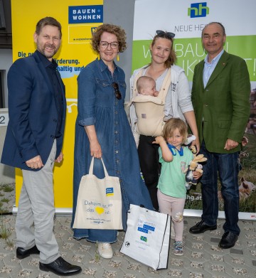 (v.l.n.r.): Geschäftsführer Neue Heimat Christian Wieseneder, Wohnbau-Landesrätin Christiane Teschl-Hofmeister, Victoria Schatz mit Louisa und Vivien sowie Bürgermeister Andreas Linhart.
