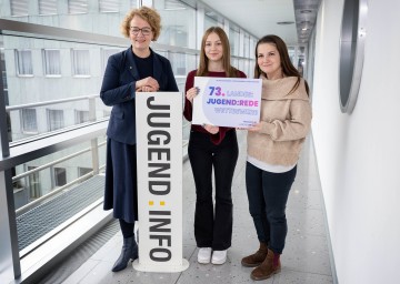 Jugend-Landesrätin Christiane Teschl-Hofmeister ruft mit Maya und Tamara von der Jugend:info NÖ zum NÖ Jugend:Redewettbewerb 2026 auf.