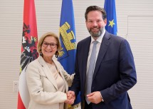 Landeshauptfrau Johanna Mikl-Leitner mit Europaabgeordneten Lukas Mandl.