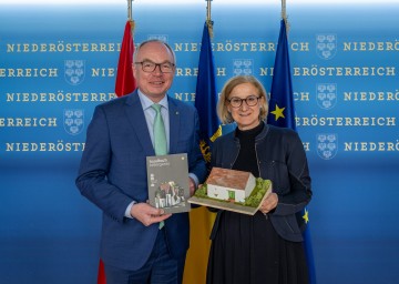 Landeshauptfrau Johanna Mikl-Leitner und LH-Stellvertreter Stephan Pernkopf präsentieren neues Handbuch und Baukulturerbepaket als Unterstützung für den Erhalt des Kulturerbes Kellergassen.