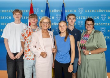 Landeshauptfrau Johanna Mikl-Leitner und Personalchefin Verena Krammer heißen Ferialarbeitnehmerinnen und Ferialarbeitnehmer im Landesdienst willkommen. 