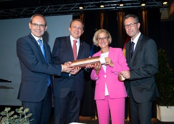 Grundsteinlegung zum Ausbau des Campus der Fachhochschule St. Pölten. Im Bild Gernot Kohl, Geschäftsführer der FH, Bürgermeister Matthias Stadler, Landeshauptfrau Johanna Mikl-Leitner und Elmar Pichl, Sektionschef im BMBWF, mit der Zeitkapsel (v.l.n.r.)