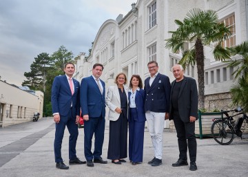 (v.l.) Stv. Bezirkshauptmann Baden Martin Hallbauer, Badens Bürgermeister Stefan Szirucsek, Landeshauptfrau Johanna Mikl-Leitner, die kaufmännische Direktorin Martina Malzer, der künstlerischen Leiter Michael Lackner und Stadtrat Johann Hornyik vor der Sommerarena Baden.