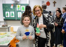 Die Landeshauptfrau bewunderte im Rahmen der Führung durch die neu sanierte Volksschule die Basteleien der Kinder.