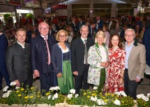 (v.l.n.r.) Martin Hauer, Generaldirektor Raiffeisenlandesbank NÖ-Wien, LH-Stellvertreter Stephan Pernkopf, Landeshauptfrau Johanna Mikl-Leitner, Raiffeisenpräsident Erwin Hameseder, Bundesministerin Klaudia Tanner, Doris Berger-Grabner, Obfrau der Raiffeisenbank Krems, und Michael Höller, designierter CEO Raiffeisenbank International.