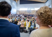 Landesrätin Christiane Teschl-Hofmeister und Bildungsminister Christoph Wiederkehr bei der Begrüßung der Erstklässler im Turnsaal des BG/BRG Groß-Enzersdorf.