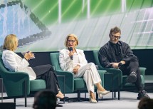 Landeshauptfrau Johanna Mikl-Leitner beim Austrian World Summit im Gespräch mit Moderatorin Hannelore Veit und Unternehmer Steven Schuurman.