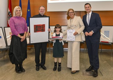 Siegerehrung der Weihnachtspostkartenaktion der Bildungsdirektion NÖ in St. Pölten: Landeshauptfrau Johanna Mikl-Leitner, flankiert von Bildungsdirektor Karl Fritthum und Leonie Hübl von der Volksschule Nußdorf, eine der Siegerinnen. Links im Bild: Nicole Heidenwolf und Fachinspektor Andreas Gruber von der Bildungsdirektion NÖ (v.l.n.r.)