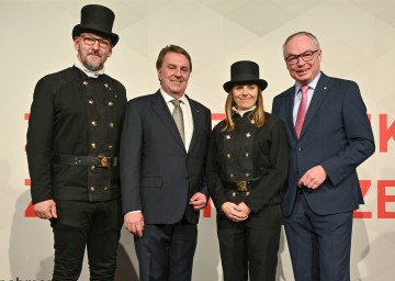 (v.l.) Matthias Vetiska, Landesinnungsmeister der Rauchfangkehrer, WKNÖ-Präsident Wolfgang Ecker, Rauchfangkehrerin Kim Sirlinger und LH-Stellvertreter Stephan Pernkopf beim Neujahrsempfang der Wirtschaftskammer Niederösterreich.