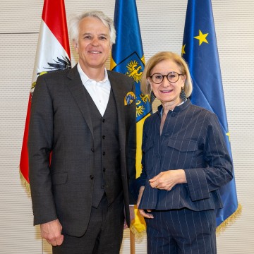 Landeshauptfrau Johanna Mikl-Leitner mit dem neuen NDU-Rektor Christoph Wecht.