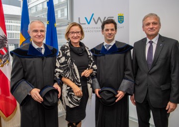 Im Zuge des Festaktes konnte Landeshauptfrau Johanna Mikl-Leitner an den Präsidenten des Landesverwaltungsgerichtes, Patrick Segalla (2. v. r.), und den Vizepräsidenten Markus Grubner (1. v. l.), neue Talare für die Richterinnen und Richter übergeben. Weiters im Bild: Landesamtsdirektor-Stellvertreter Hans Lampeitl (1. v. r.).