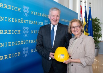 Landeshauptfrau Johanna Mikl-Leitner und Landesrat Martin Eichtinger präsentierten die neue "blau-gelbe Wohnbaustrategie".