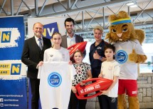 NV-Vorstandsdirektor Bernhard Lackner, Emilia Geresics, LH-Stellvertreter Udo Landbauer, Viktoria Schmoll, NÖLVS-Präsidentin Birgit Fürnkranz-Maglock, Bendegúz Geresics, SPORTLAND Niederösterreich-Maskottchen