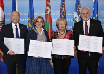 Kreishauptmann-Stellvertreter Pavel Franěk (Vysočina), Landeshauptfrau Johanna Mikl-Leitner (Niederösterreich), Kreishauptfrau Ivana Stráská (Südböhmen) und Kreishauptmann Bohumil Šimek (Südmähren) mit dem unterzeichneten Arbeitsprogramm für die Jahre 2018 bis 2021 (v.l.n.r.)