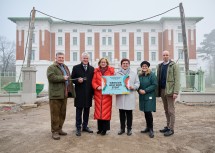 Schlüsselübergabe mit Erwin Klissenbauer, Geschäftsführer der NÖ Landesausstellung, Landesrat Anton Kasser, Landeshauptfrau Johanna Mikl-Leitner, Oed-Öhlings Bürgermeisterin Michaela Hinterholzer, Obfrau der Leader-Region Moststraße, Staatssekretärin Ulrike Königsberger-Ludwig und Armin Laussegger, Wissenschaftlicher Leiter der NÖ Landesausstellung (v.l.n.r.)