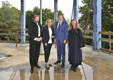 Architekt Michael Salvi, Landeshauptfrau Johanna Mikl-Leitner, Bürgermeister Matthias Stadler und Künstlerische Leiterin Mona Jas beim Baustellenrundgang (v.l.n.r.).