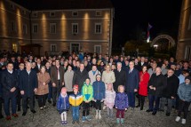 Zahlreiche Ehren- und Festgäste nahmen beim Spatenstich-Termin im Schloss Zeillern teil.