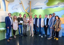 v. l. n.r.: Bgm. Thomas Windsor-Seifert, Michéle Fleischer (Betriebsleiterin 1001 Themenwelten), Mathias Fischer, Nicole Riedl mit Tochter Klara, Landeshauptfrau Johanna Mikl-Leitner, Werner Stark und Christian Lang (Geschäftsführer 1001 Themenwelten), ecoplus Prokuristin Petra Patzelt, LAbg. Bgm. Christian Gepp, Bgm. Michael Oberschil, Karin Schneider (Fossilienwelt GmbH Geschäftsführerin)