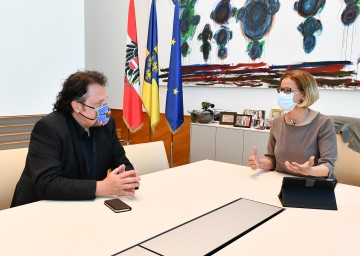 Landeshauptfrau Johanna Mikl-Leitner im Gespräch mit Theaterfest-Obmann Werner Auer.