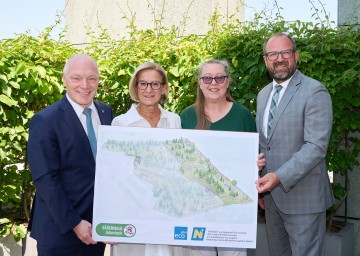 (v.l.n.r.) ecoplus Geschäftsführer Helmut Miernicki, Landeshauptfrau Johanna Mikl-Leitner, Gabriela Schwott, Verwaltungskoordinatorin & Tour Guide Bärenwald Arbesbach und ecoplus Prokurist Bernhard Ebner.