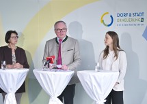 LH-Stellvertreter Stephan Pernkopf mit Maria Forstner, Vereinsobfrau NÖ Dorf- u. Stadterneuerung (li.) und Stefanie Ostermann, Obfrau Dorferneuerungsverein Krumbach, bei der Pressekonferenz zur Präsentation der landesweiten Förderung "Stolz auf unser Dorf" im Rathaus Prinzersdorf.