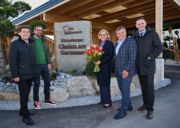 (v.l.n.r.) Harald Leopold, Bürgermeister Langenlois, Biogärtner Karl Ploberger, Landeshauptfrau Johanna Mikl-Leitner, Reinhard Kittenberger und VPNÖ Klubobmann Jochen Danninger am Eingang der neu eröffneten Kittenberger Chalets am Gartensee.