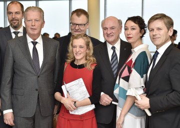 Der Österreichische Filmpreis 2016 wird am 20. Jänner in Grafenegg verliehen. Bei der heutigen Bekanntgabe der Nominierungen waren u. a. auch Mag. Jürgen Roth (Vizepräsident der Wirtschaftskammer Österreich), Vizekanzler Dr. Reinhold Mitterlehner, der Präsident der Akademie des Österreichischen Filmes Stefan Ruzowitzky, ORF-Fernsehdirektorin Mag. Kathrin Zechner, Landeshauptmann Dr. Erwin Pröll, die Präsidentin der Akademie Ursula Strauss und Bundesminister Dr. Josef Ostermayer dabei (v. l. n. r.).