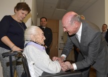 Landeshauptmann Dr. Erwin Pröll gratulierte Anna Medwenitsch zum 110. Geburtstag (im Bild mit Enkelin Maria und Heimleiter Mag. Peter Walder).